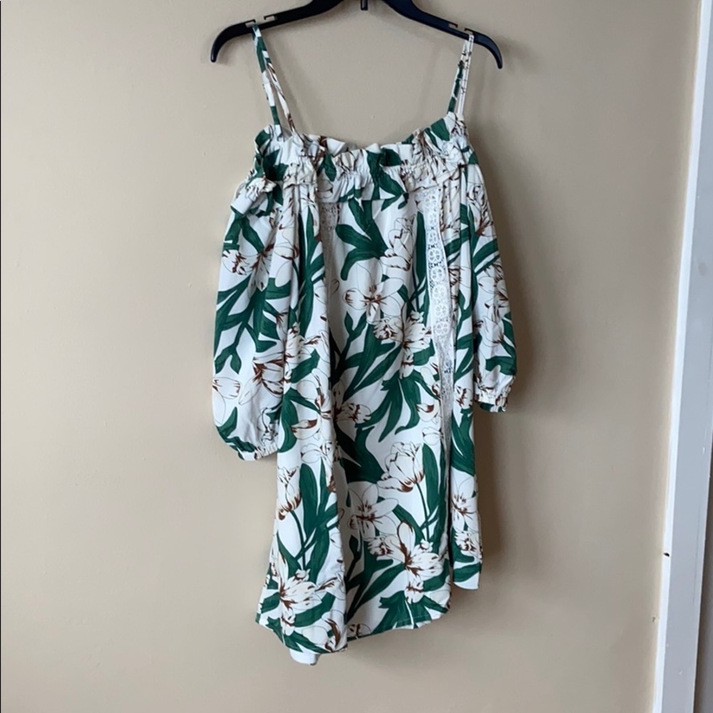 New Blu Pepper Floral cold shoulder Dress Green White Lillys Medium Short - Picture 2 of 5